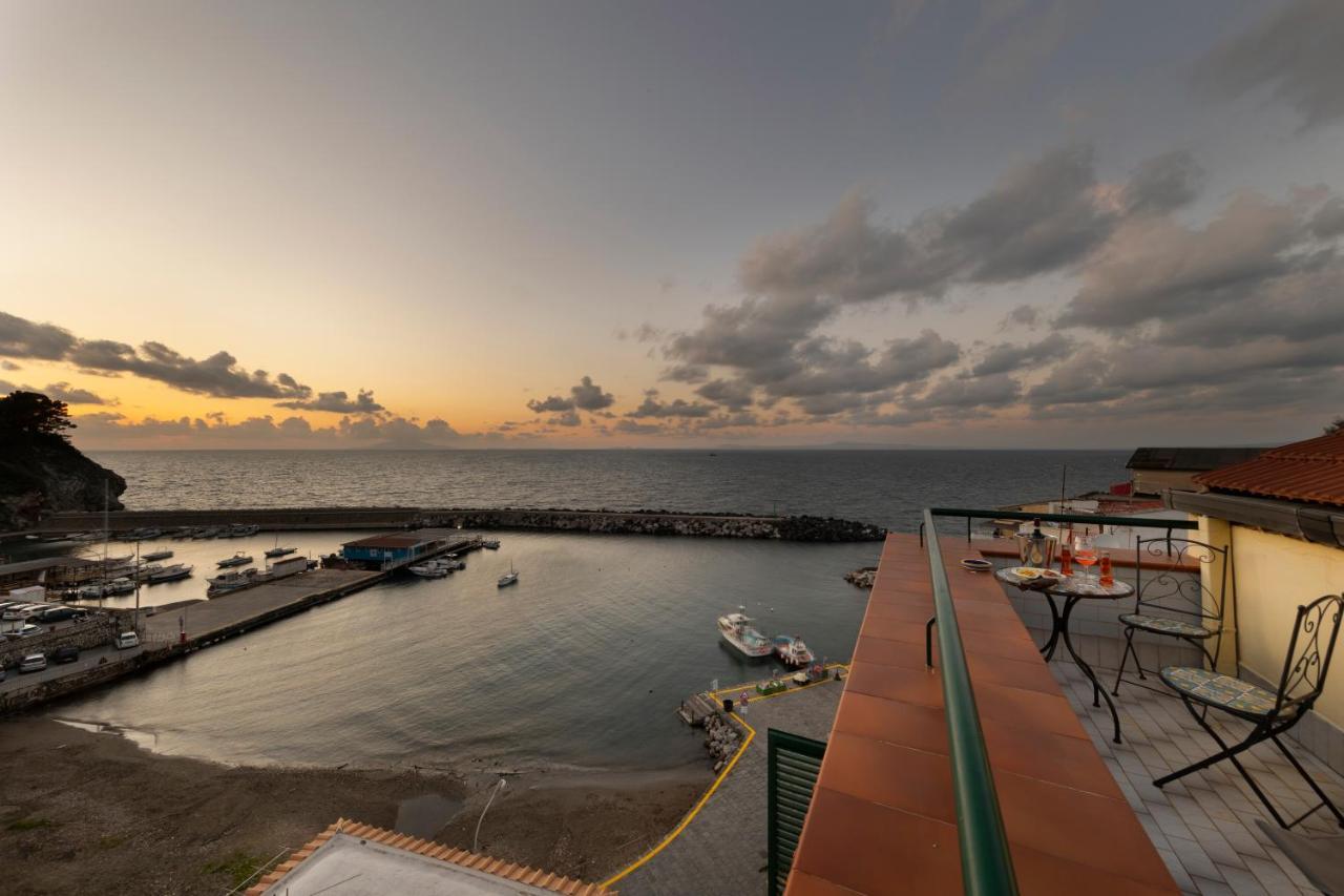 Relais Del Mare Con Terrazza Fronte Mare Free Parking Apartment Massa Lubrense Ngoại thất bức ảnh